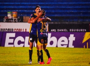 ¡SORPRESA TOTAL EN LOJA! Delfín se aprovechó de un Libertad FC dormido y se llevó un triunfo que duele más de la cuenta