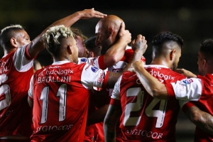 Locura de reacción de los dueños de casa (RESUMEN)