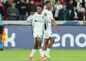 ¡El Santos del Rey Pelé sale con sus 2 Ecuatorianos contra la Universidad Católica! (FORMACIÓN)