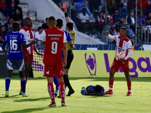 ¡Emelec SE TOMÓ EL BELLAVISTA con una “Manito” del Árbitro que salvó a Barcelona contra IDV!