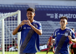 EMELEC PONE PRIMER GOLPE FIRME y se prende la ilusión de quedarse con el último cupo para Sudamericana