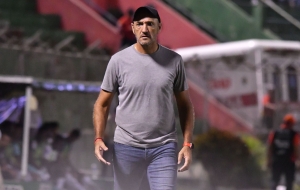 Un Camiseta Colorada de corazón apunta a asumir en el Delfín SC