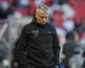 Gustavo Álvarez fue duramente crítico con sus jugadores, pese a la clasificación de LDU