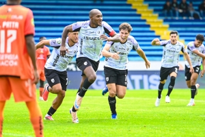 Juan Luis Anangonó se vistió de héroe con un doblete relámpago para el triunfo de Leones FC ante Libertad en Loja