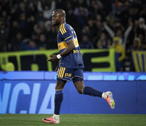 Énner Valencia: un gol de bicho y una molestia física que lo obligó salir en buen empate de Boca