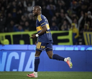 Énner Valencia: un gol de bicho y una molestia física que lo obligó salir en buen empate de Boca