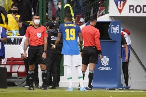 2 expulsiones revertidas y 2 penales desataron la polémica en el Ecuador-Brasil (VIDEO)