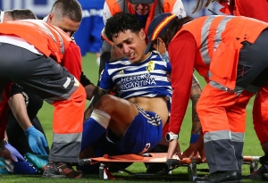 Kike Saverio pasó de la alegría por su gol a la preocupación (FOTO)