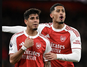 ¡Fútbol, potencia y show! Piero Hincapié titular en paliza del Arsenal en un derbi caliente