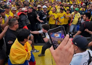 Violenta gresca empaña la fiesta de del banderazo de Ecuador antes de su partido definitivo