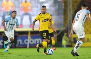 Carlos Tévez cautivó a sus coterráneos de Barcelona con unos mates (VIDEO)