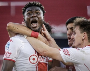 Jordy Caicedo intratable con las redes y Hernán Galíndez es un muro en Huracán