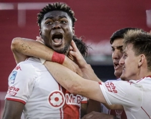 Jordy Caicedo intratable con las redes y Hernán Galíndez es un muro en Huracán