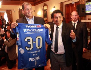 Le llenan de recuerdos del Bombillo (FOTO)