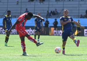 ¡PARTIDAZO DE LOCOS! Delfín RESCATÓ un punto ante El Nacional pese a quedarse con DOS MENOS