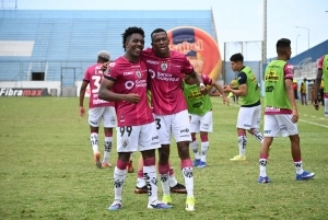 A cobrar por ventanilla: Un blooper del arquero de Delfín le da el triunfo a IDV en un partido trabado