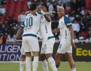 Un autogol le salva la noche a Liga, cuando todo eran cánticos en contra e insultos