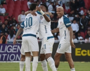 Un autogol le salva la noche a Liga, cuando todo eran cánticos en contra e insultos