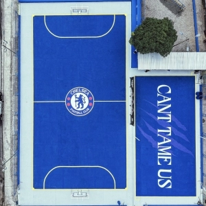 Chelsea deja su huella en Guayaquil con la renovación de una cancha comunitaria