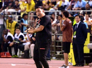El grito de furia de César Farías por la mano no sancionada a Barcelona, No puede ser que nos metan el dedo así