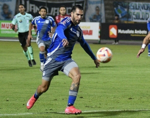¡ALARMA EN EMELEC! Preocupa el estado de Facundo Castelli: “Creo que está dañando su rodilla”