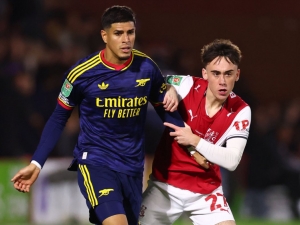 ¡Capitán del Manchester United le deja un consejo a Piero Hincapié al verlo en la Premier!