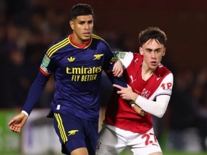 Piero Hincapié de vuelta a la trinchera del Arsenal en una noche de pesadilla en la Carabao Cup