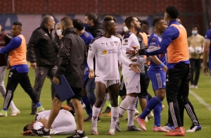 Bronca general opacó el partidazo entre Liga y Emelec (VIDEO)