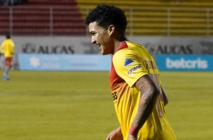 ¡TERRIBLE! El nuevo Aucas de César Farías pierde a Ronald Briones por todo 2022