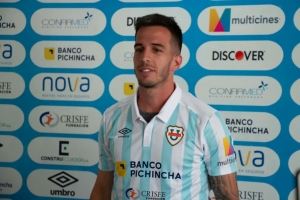 Universidad Católica presentó a su nuevo goleador ya en el país