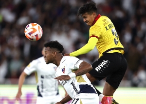 Mal inicio para Xavier Arreaga y su club (RESUMEN)