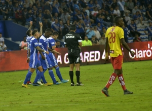 Dominó sin despeinarse el Bombillo (VIDEO)
