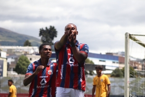 A PUERTA CERRADA, PERO CON LA AZUL Y GRANA ENCENDIDA: Deportivo Quito dio otro show de fútbol