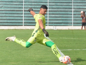 Alfaro sigue mentalizado en ver arqueros (FOTO)