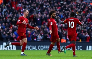 Dos golazos de Salah para seguir en la cima (VIDEO)