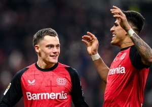 Piero Hincapié sufre un resbalón que no es caída en la Europa League