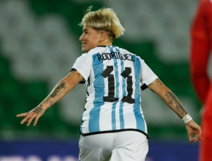 Argentina golea para poner presión en el grupo (RESUMEN)