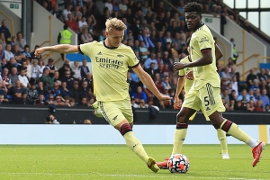 Odegaard da la tranquilidad a Arsenal (VIDEO)