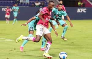 ¡Abandonó en Ambulancia la cancha del Rodrigo Paz! (VIDEO)