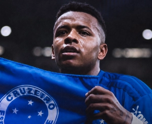 Keny Arroyo expone su jerarquía en Cruzeiro y le ganó el duelo aparte a Gonzalo Plata con un golazo