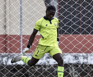 Medalla de las FFAA ya: El Nacional gana una guerra con palos, porque no alcanzó para las piedras
