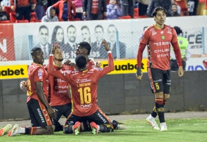 ¡CUATRO VICTORIAS Y PURA LOCURA! La banda de Norberto Araujo desata la fiesta de Deportivo Cuenca con un triunfo de INFARTO