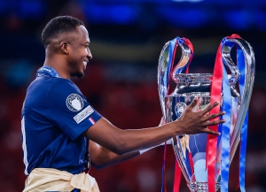 Para la eternidad: Willian Pacho entra al selecto grupo de sudamericanos bicampeones de Europa