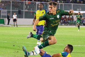 Orense delira con el debut de su propio ‘Cavani’