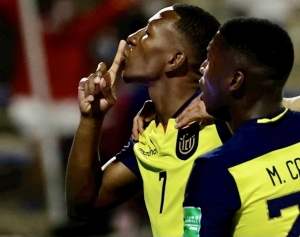 ¡Legendario Club de la Premier saca una millonada para llevarse a Pervis Estupiñán a Inglaterra!