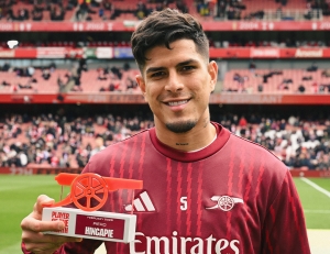 Rey en Londres: Piero Hincapié recibió el premio al Jugador del Mes en Arsenal y enorgullece a todo el país
