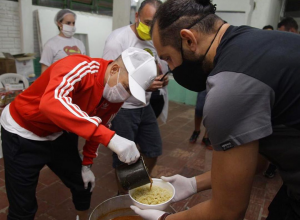 Gran gesto del Pirata y del Cabezón (VIDEO)