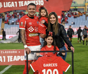 ¡LLEGÓ A LOS 100 PARTIDOS! Carlos Garcés celebró con victoria de Cienciano y ayudando a Joffre Escobar