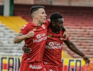 Gambeta al arquero y a celebrar para Daniel Porozo quien celebró el contundente triunfo del Sport Huancayo