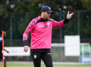 Estamos muy ilusionados y felices de llegar a IDV: Joaquín Papa ya está en el país para asumir como DT del Rayado